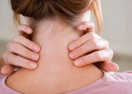 晋城市中医研究所：颈椎疼脖子僵，一个小动作就能治
