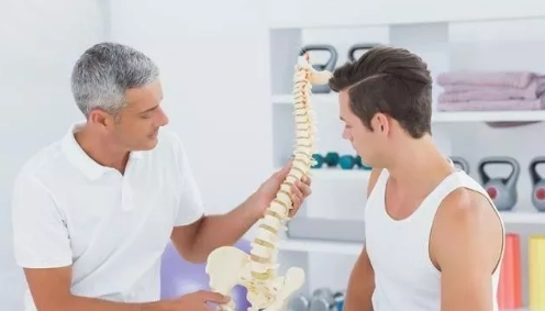 佳木斯市德济中医：腰椎间盘突出到底该怎么治？