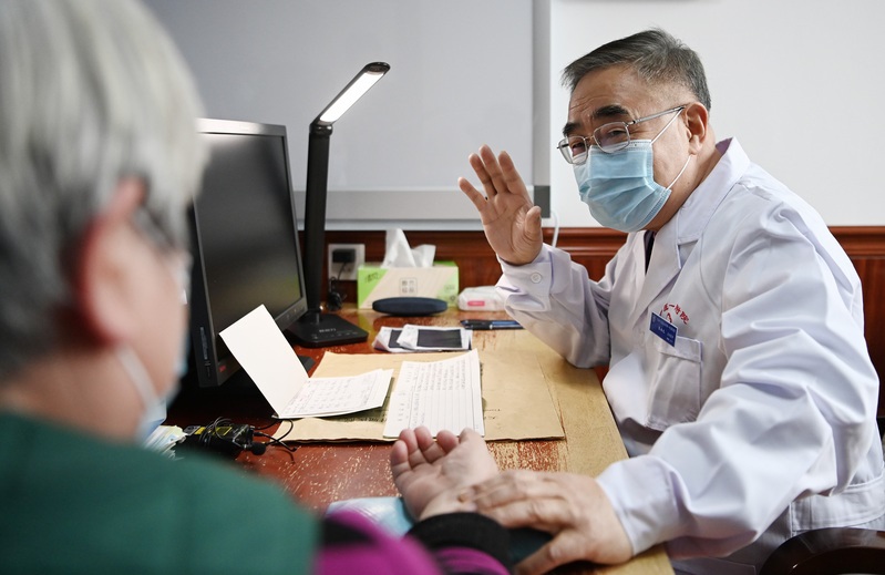 张伯礼院士在上海是如何用中医中药治疗新冠奥密克戎？